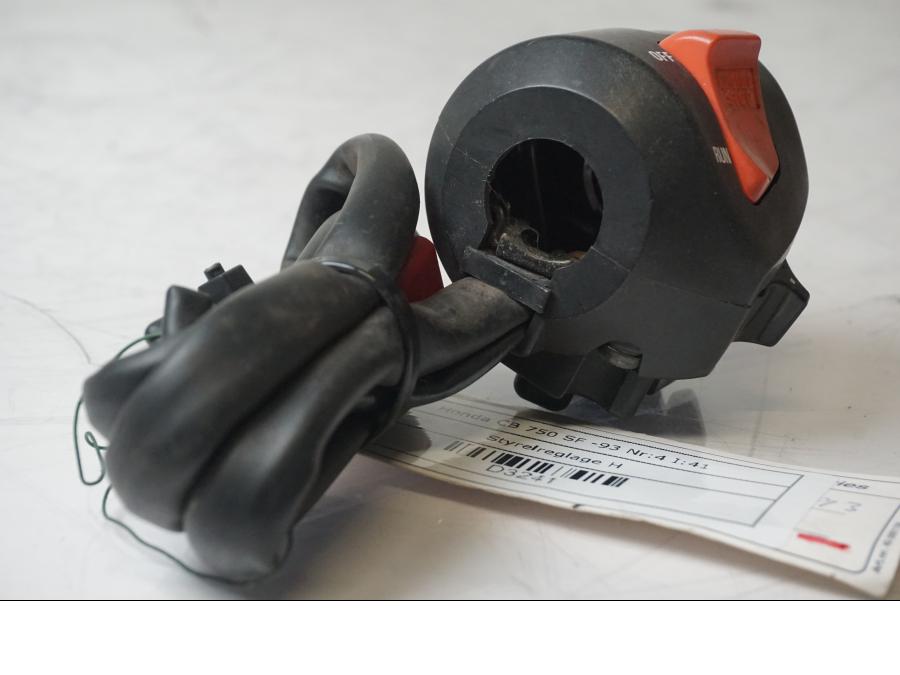 Snett nerifrån på Styrelreglage från en Honda CB 750 SF -1993 motorcykel.