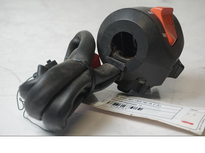 Snett nerifrån på Styrelreglage från en Honda CB 750 SF -1993 motorcykel.