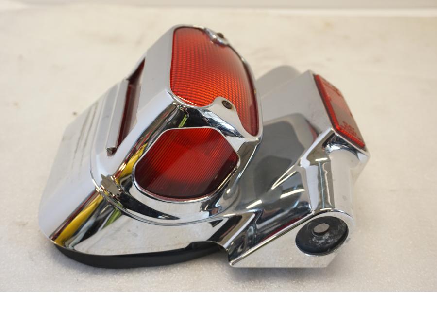 Vänster sida på Baklampa från en Suzuki VL 800 -2004 motorcykel.