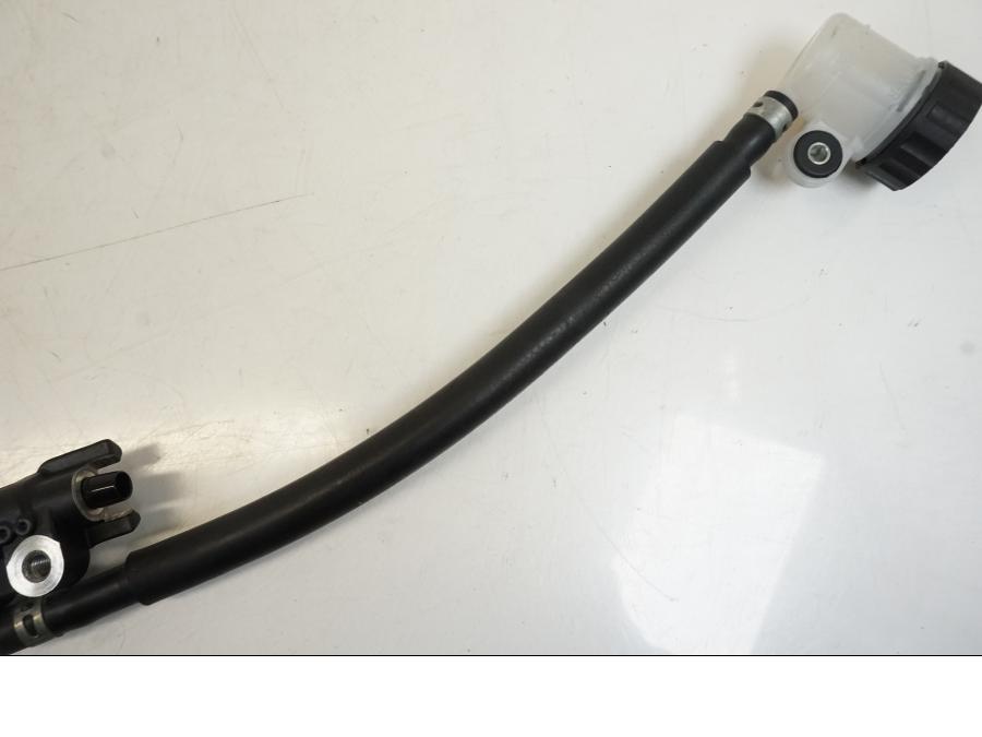 Snett nerifrån på Bromshuvudcylinder från en Yamaha YZF R7 -2022 motorcykel.