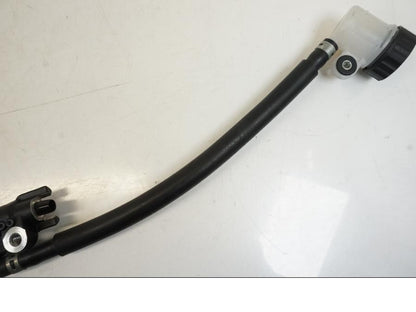 Snett nerifrån på Bromshuvudcylinder från en Yamaha YZF R7 -2022 motorcykel.