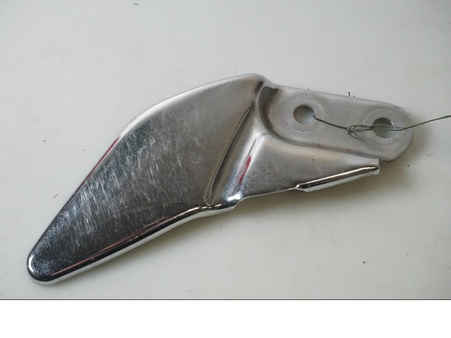 Framsidan på Fotpinnehälskydd från en Suzuki GSX 750 -2001 motorcykel.