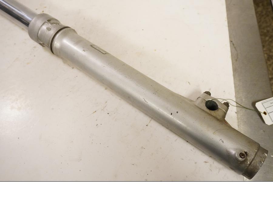 Vänster sida på Gaffelben från en Yamaha XT 600 -1990 motorcykel.