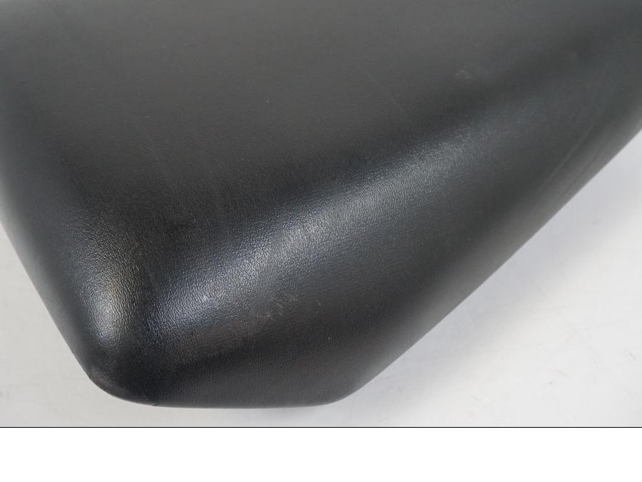 Höger sida på Sadel från en Honda CBR 125 R -2006 motorcykel.