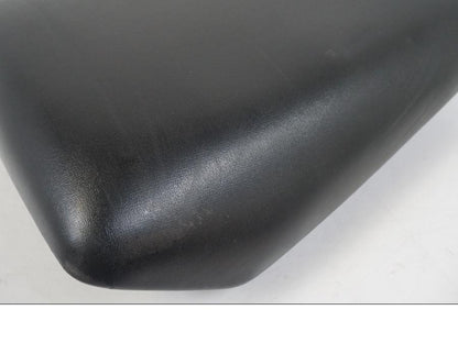 Höger sida på Sadel från en Honda CBR 125 R -2006 motorcykel.