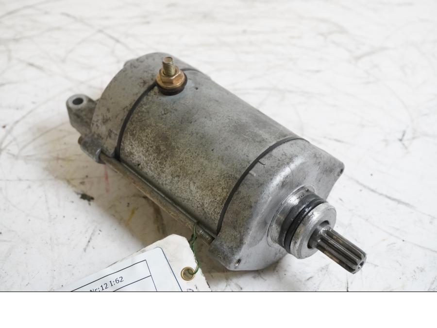 Framsidan på Startmotor från en Honda CBR 900 RR -1993 motorcykel.