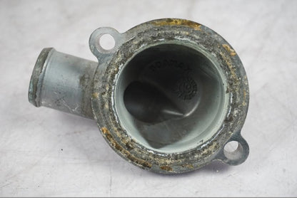 Höger sida på Vattentermostathus från en Triumph Tiger Explorer -2016 motorcykel.