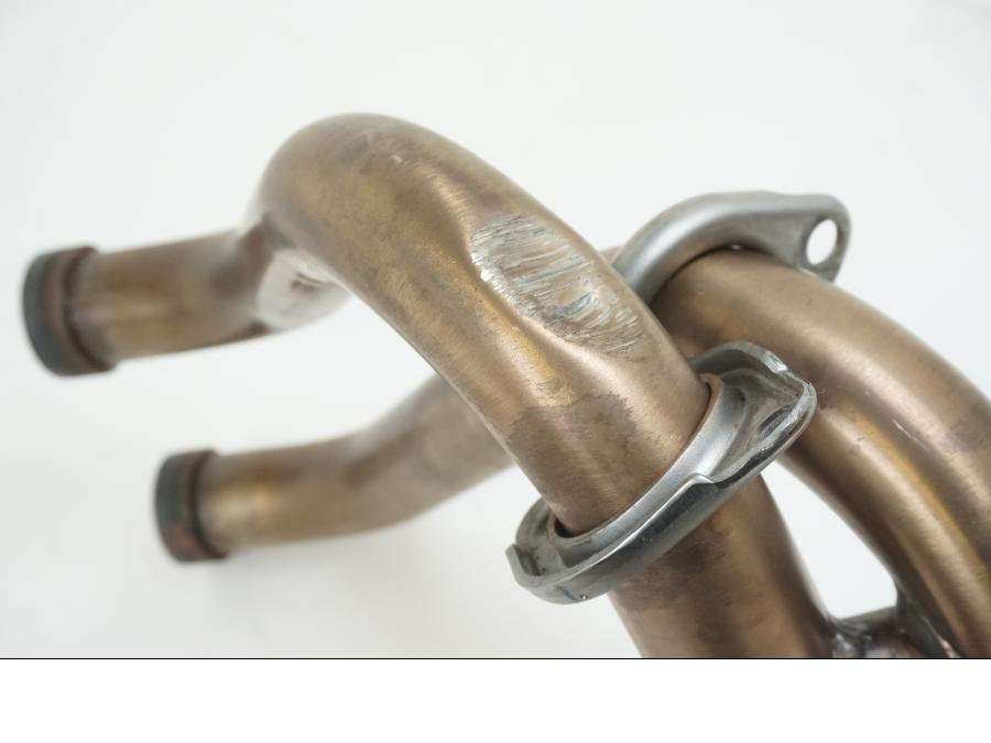 Snett nerifrån på Avgassystem från en Kawasaki ER-6N -2012 motorcykel.