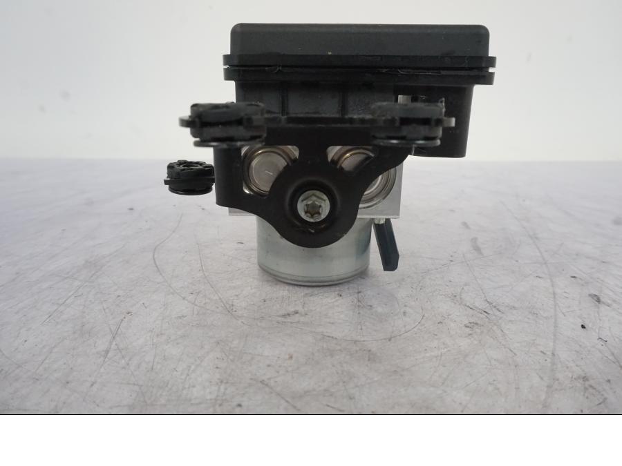 Vänster sida på ABS Modulator från en KTM 1290 Super Duke R -2023 motorcykel.