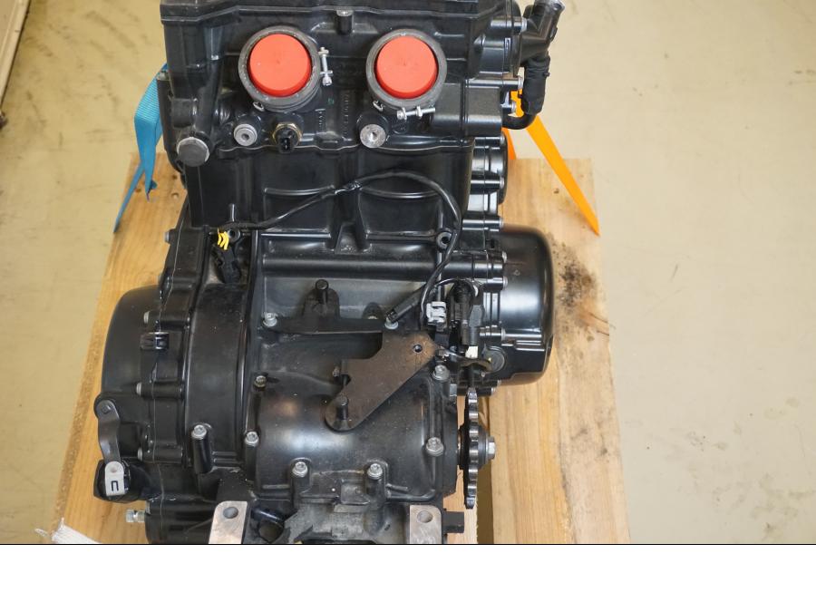 Snett nerifrån på Motor från en BMW F 800 R -2018 motorcykel.