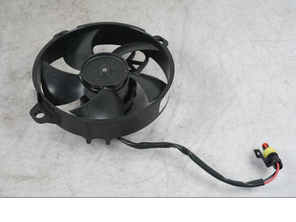 Framsidan på Vattenkylfläkt från en Ducati Multistrada V4 -2024 motorcykel.