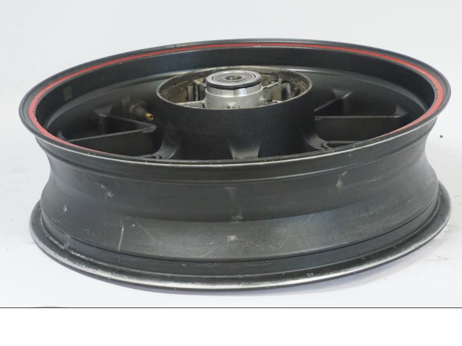 Snett nerifrån på Fälg från en Honda CB 500 X -2015 motorcykel.