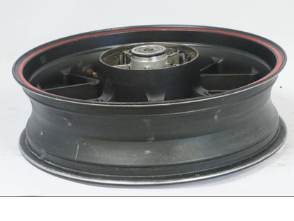 Snett nerifrån på Fälg från en Honda CB 500 X -2015 motorcykel.