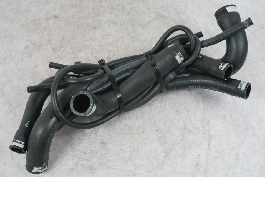 Framsidan på Vattenkyl Slang Set från en Ducati Multistrada V4 -2024 motorcykel.