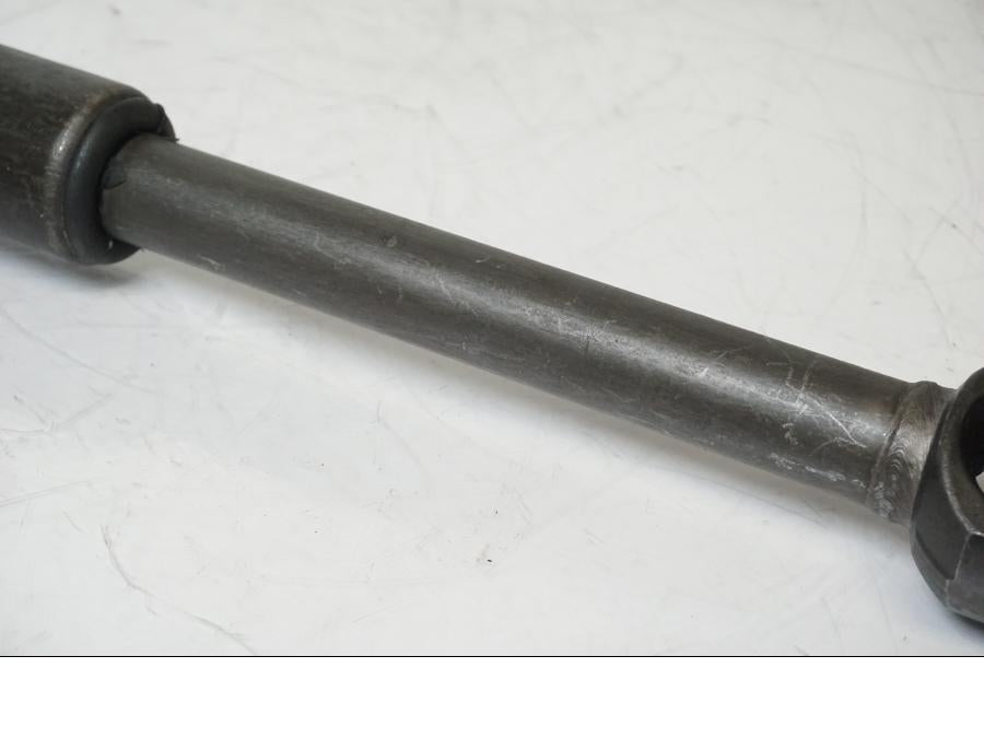 Baksidan på <p>Kardanaxel från Triumph Tiger Explorer 2010.</p>

<p>Med låsring.</p> motorcykel.