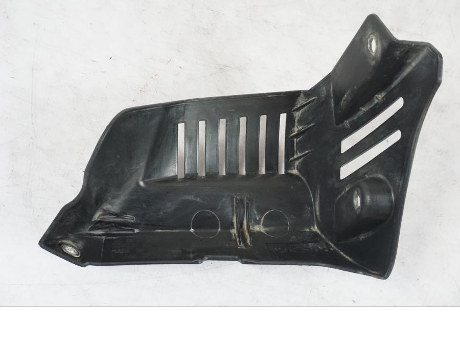 Vänster sida på Tändspole Kåpa från en BMW R 1200 GSA -2012 motorcykel.