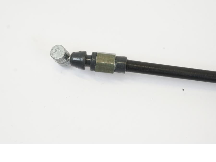 Höger sida på Sadellåsmekanism från en Triumph Trident -2021 motorcykel.