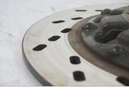 Baksidan på Bromsskiva från en Suzuki GSX 550 EF -1985 motorcykel.