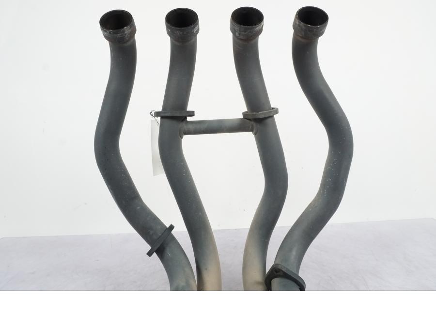 Snett nerifrån på Grenrör från en Suzuki GSX 1300 RX -1999 motorcykel.