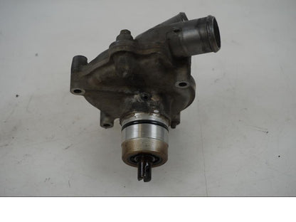 Baksidan på Vattenpump från en Yamaha FJR 1300 -2005 motorcykel.