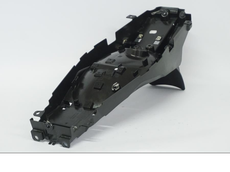 Vänster sida på Undertail från en BMW R 1250 GS -2022 motorcykel.