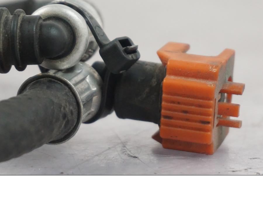 Snett uppifrån på Bensinledning från en Triumph Tiger -2009 motorcykel.