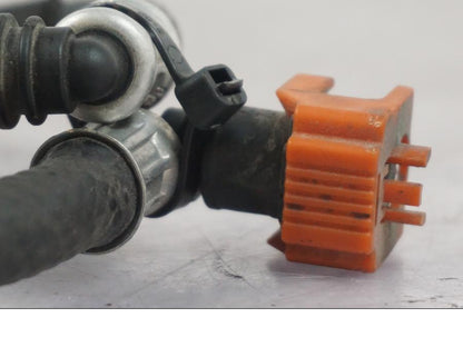 Snett uppifrån på Bensinledning från en Triumph Tiger -2009 motorcykel.