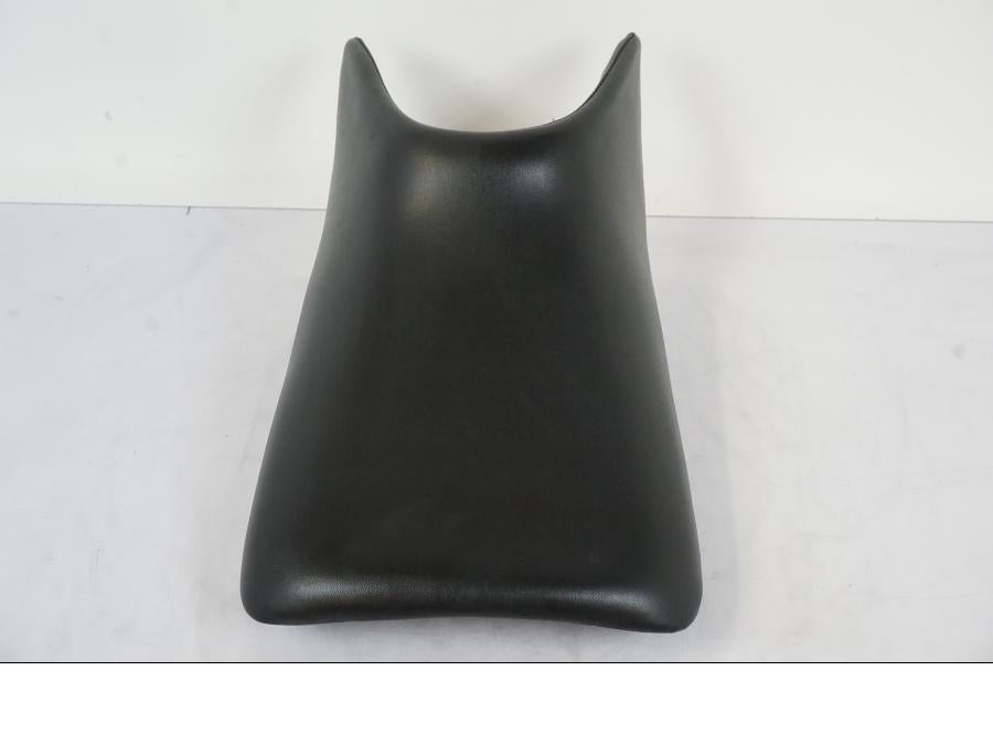 Vänster sida på Sadel från en Honda CBR 125 R -2006 motorcykel.