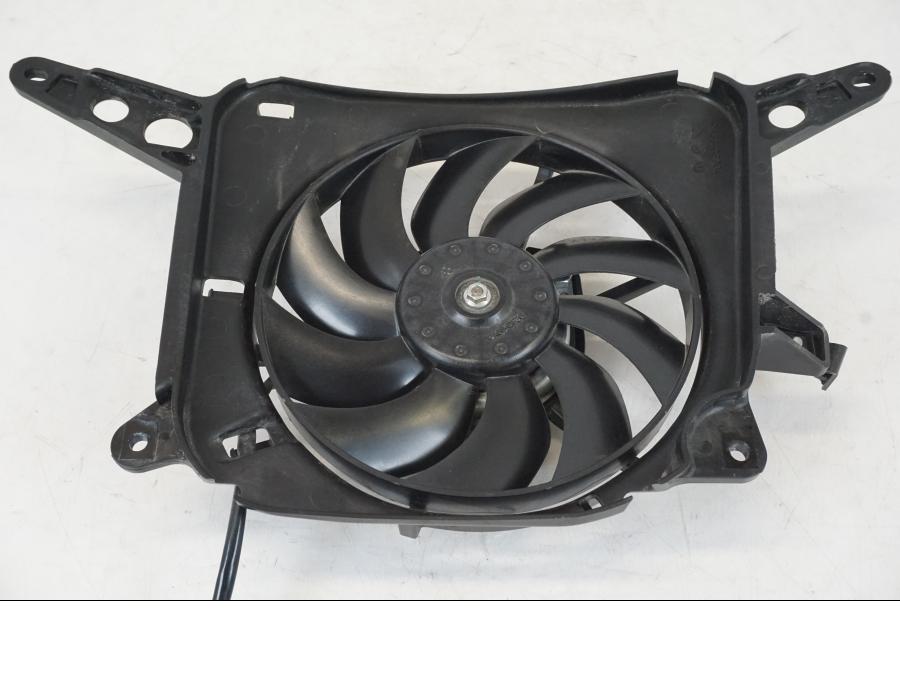 Höger sida på Vattenkylfläkt från en Triumph Speed Triple -2021 motorcykel.