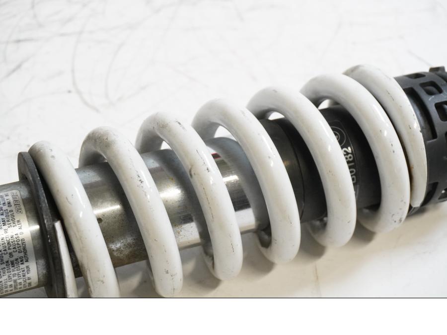 Snett uppifrån på Stötdämpare från en BMW K 1200 RS -1998 motorcykel.