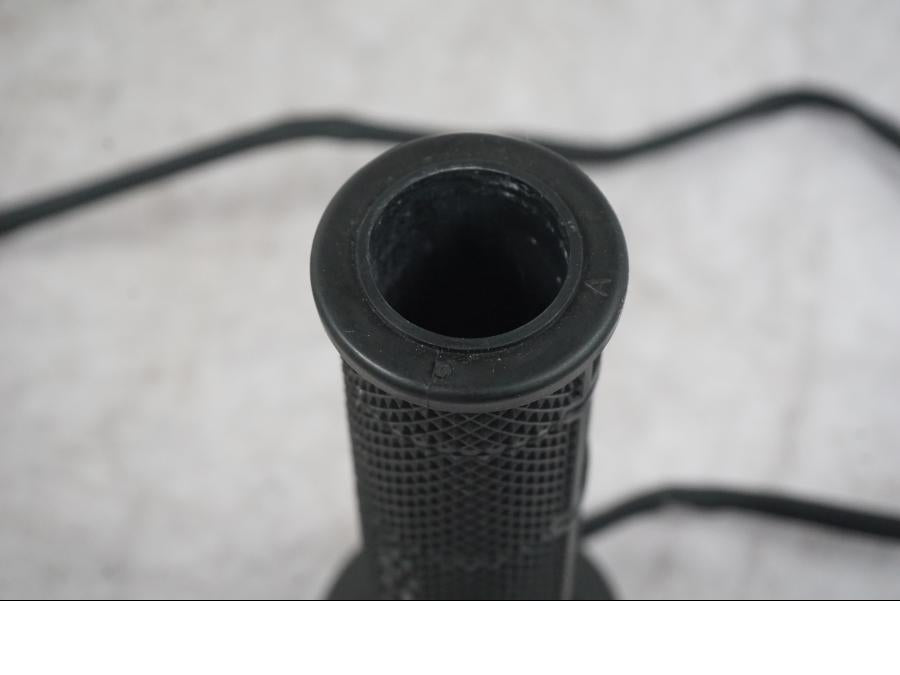 Snett nerifrån på Värmehandtag från en Ducati Multistrada V4 -2024 motorcykel.