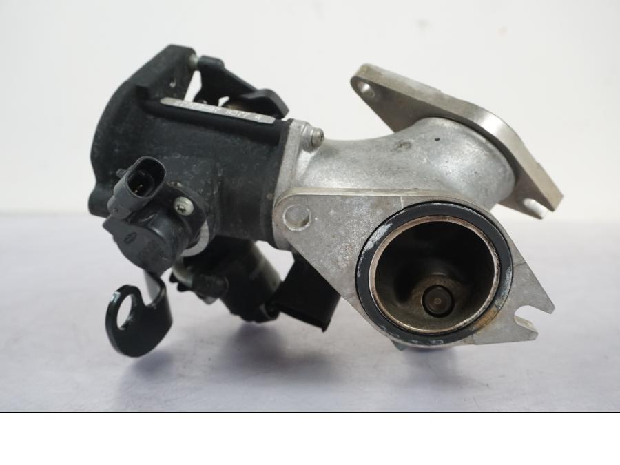 Baksidan på Spjällhus från en H-D Sportster 883 XL -2007 motorcykel.