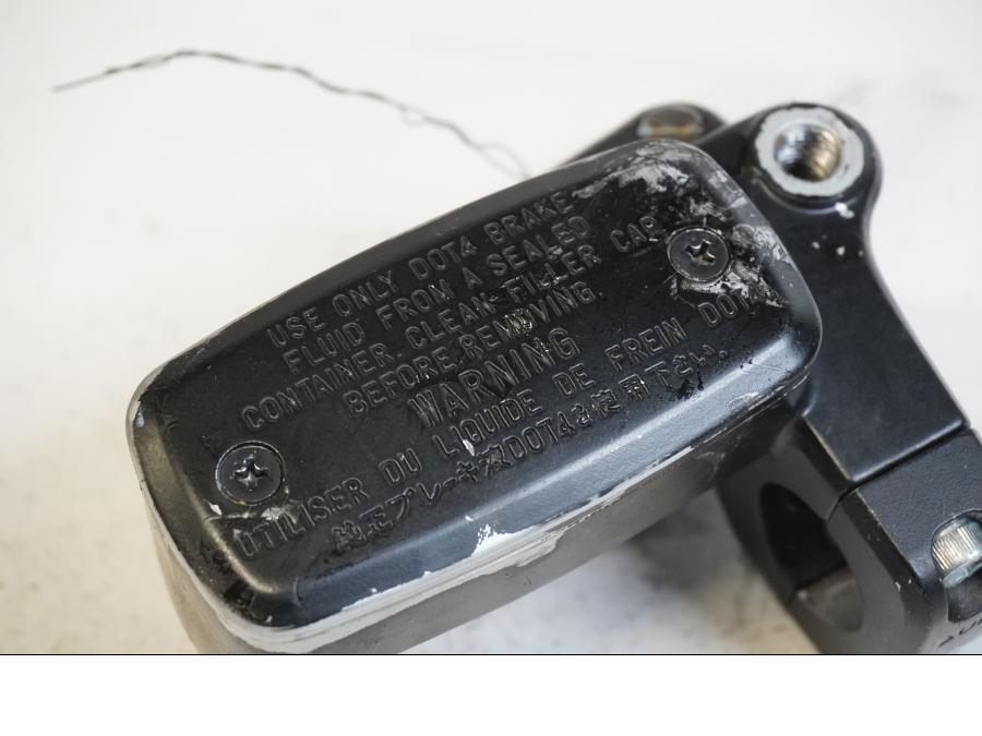 Höger sida på Bromshuvudcylinder från en Suzuki M 1800 -2009 motorcykel.