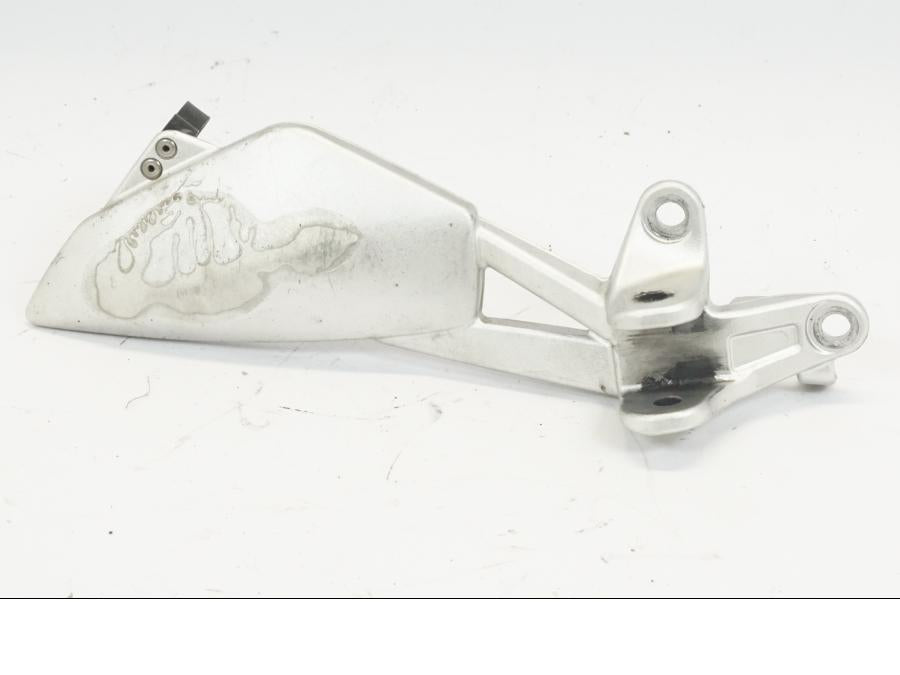 Framsidan på Fotpinnefäste från en BMW K 1200 S -2006 motorcykel.