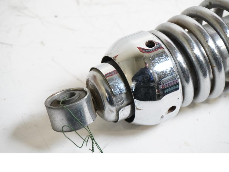 Baksidan på Stötdämpare från en Yamaha XV 1100 -1994 motorcykel.