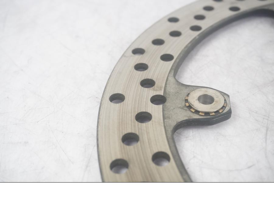 Baksidan på Bromsskiva från en BMW F 800 R -2011 motorcykel.