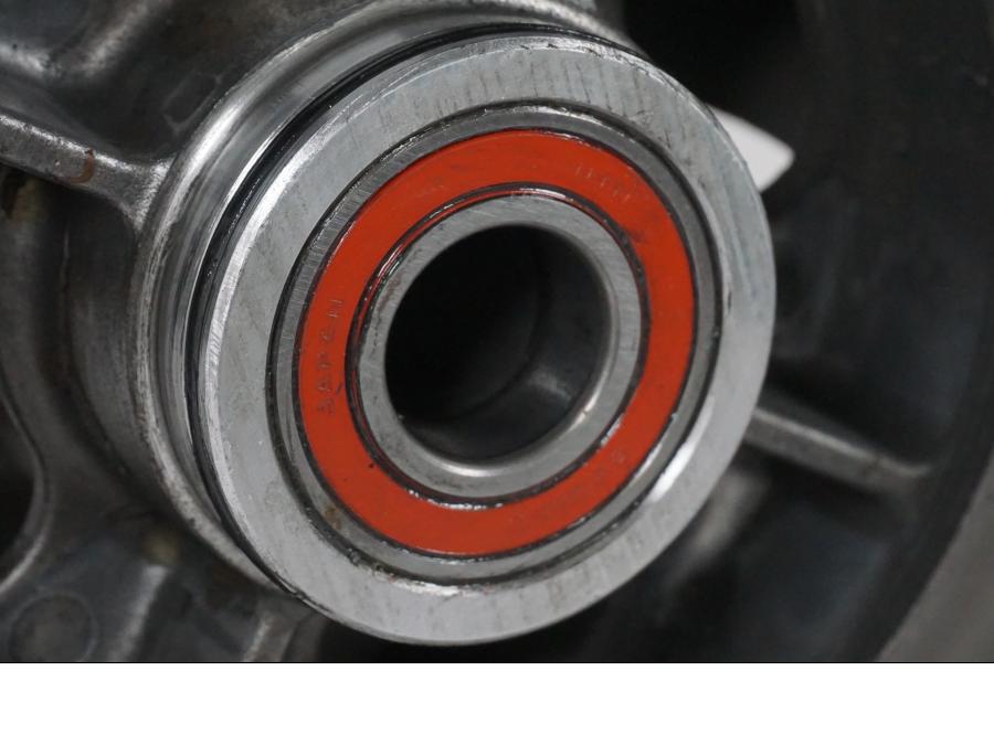 Snett uppifrån på Fälg från en Kawasaki ZX-6R -2005 motorcykel.