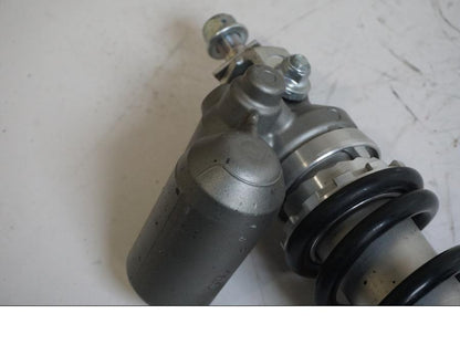 Snett nerifrån på Stötdämpare från en Yamaha YZF R6 -2011 motorcykel.