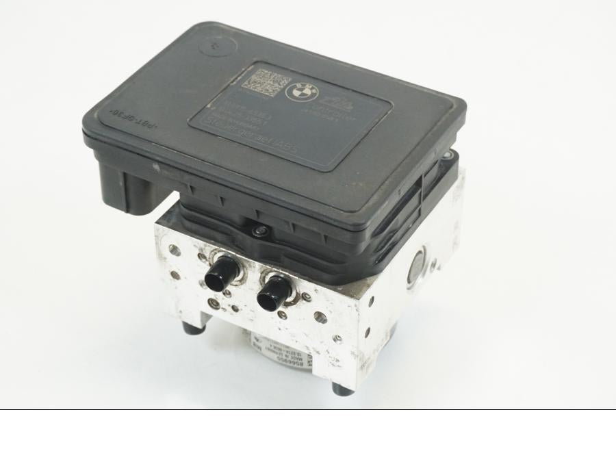 Framsidan på ABS Modulator från en BMW R 1200 GS -2018 motorcykel.