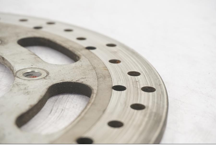 Baksidan på Bromsskiva från en Kawasaki VN 1600 -2006 motorcykel.