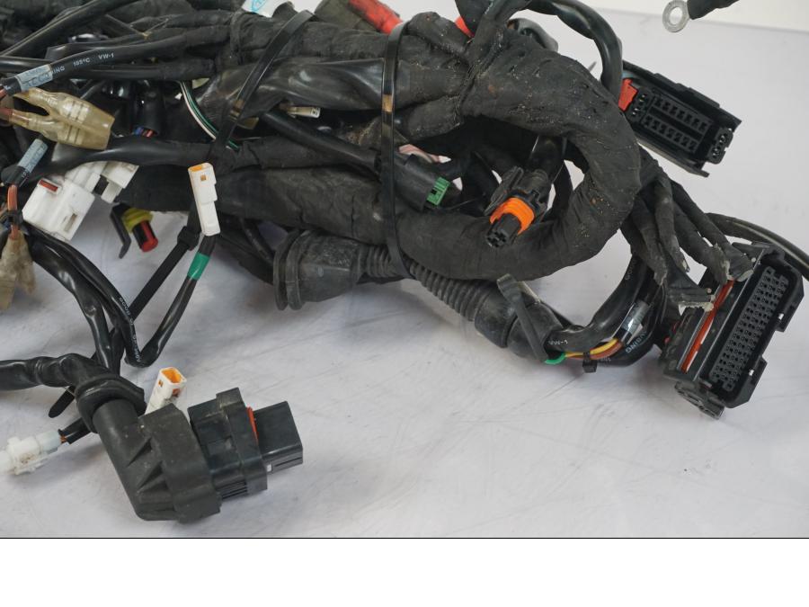 Snett nerifrån på Kabelstam från en KTM 1290 Super Duke R -2018 motorcykel.