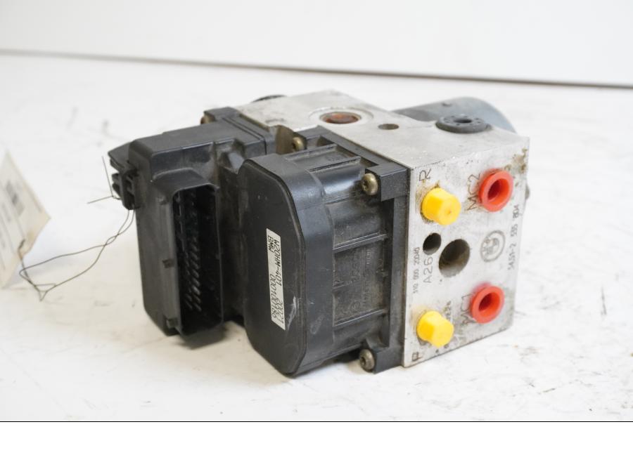 Baksidan på ABS Modulator från en BMW F 650 GS -2000 motorcykel.