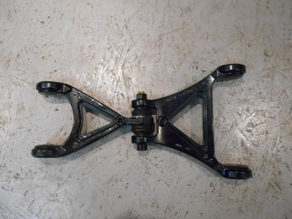 Höger sida på Länkage från en BMW K 1300 R -2009 motorcykel.