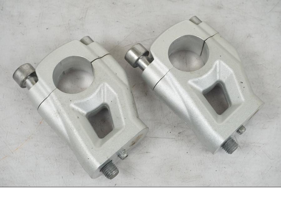 Snett uppifrån på Styrfäste från en Triumph Tiger Explorer -2013 motorcykel.