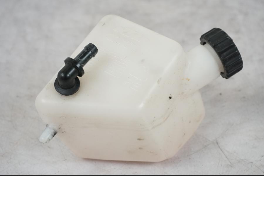 Framsidan på Vattenexpansionskärl från en KTM 690 SM R -2009 motorcykel.