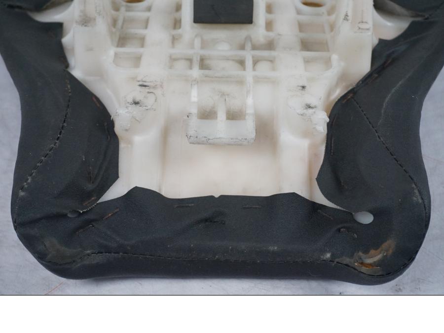 Extrabild1 på <p>Sadel fram från Suzuki GSX-R 750 1998.</p>

<p>Små märken i klädseln, samt skada av klädseln se bild.</p> motorcykel.