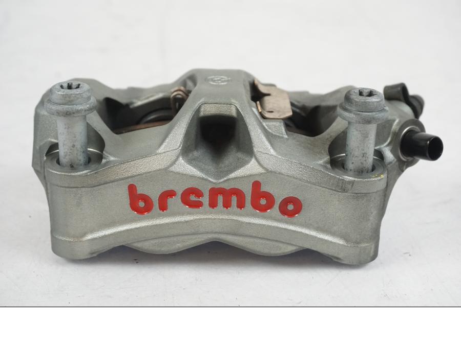 Framsidan på Bromsok från en KTM 1290 Super Duke R -2022 motorcykel.