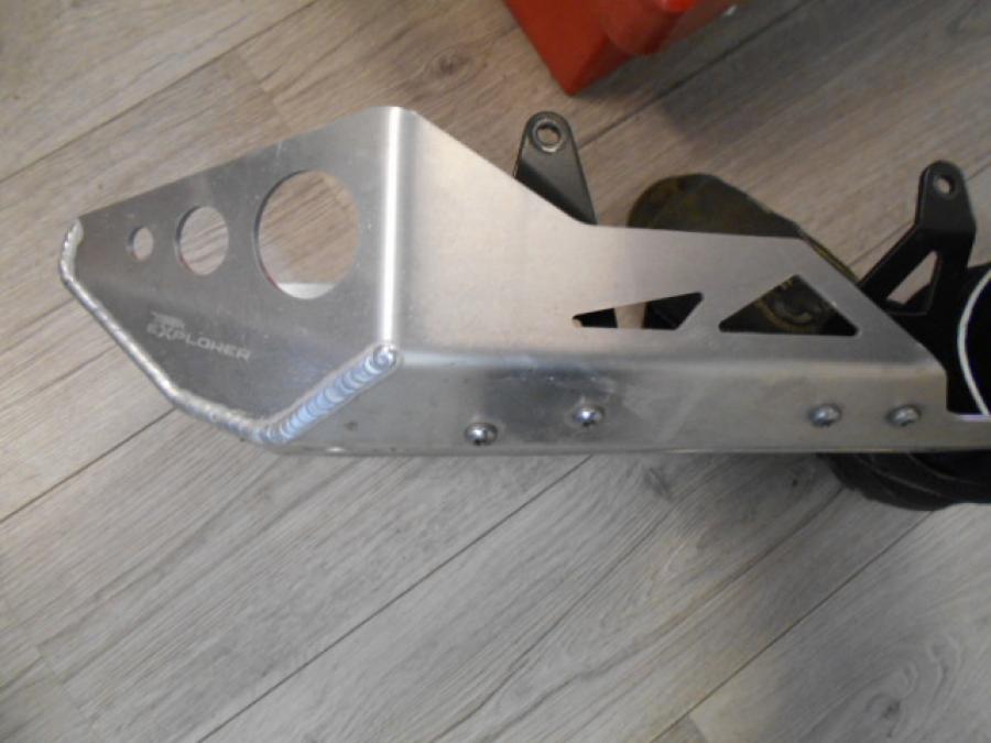 Vänster sida på Hasplåt från en Triumph Tiger -2012 motorcykel.