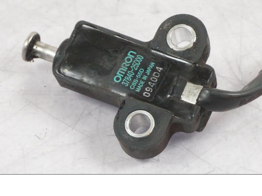 Snett uppifrån på Sidostödsbrytare från en Suzuki GSF 1250 -2010 motorcykel.