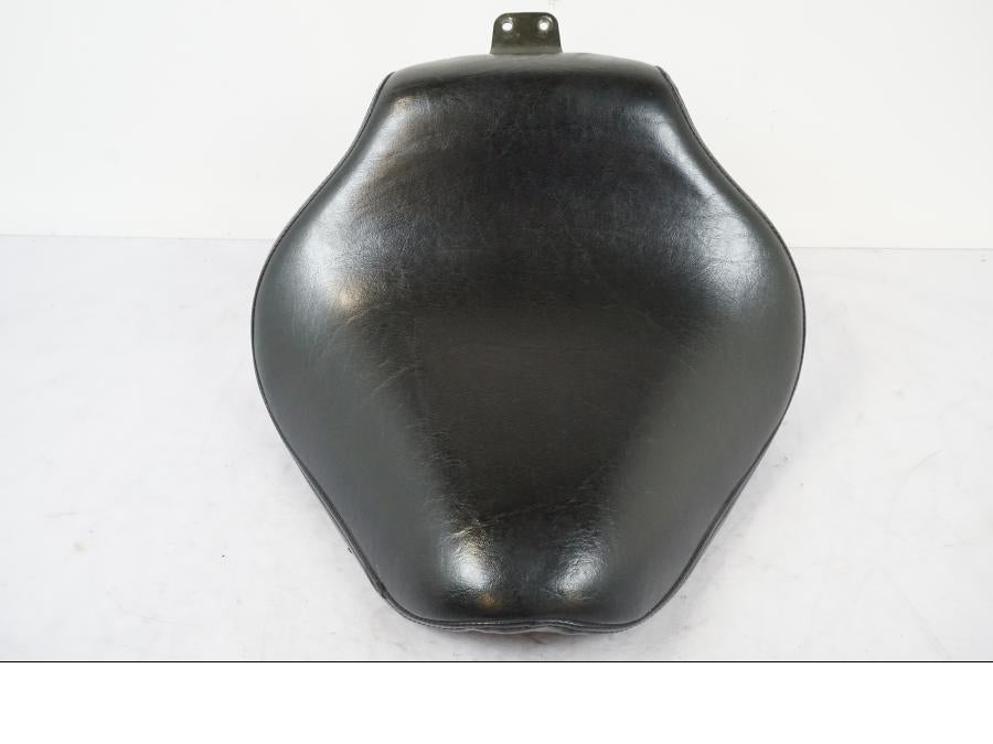 Vänster sida på Sadel från en Yamaha XVS 1100 -2000 motorcykel.